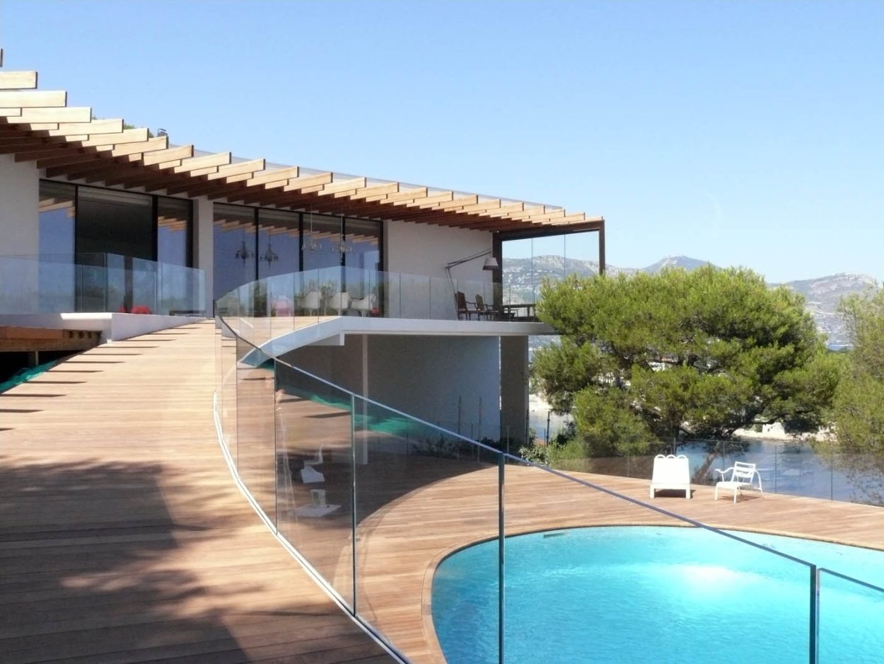 découvrez nos garde-corps en verre pour terrasse, alliant sécurité et élégance. idéaux pour profiter de la vue tout en préservant la luminosité, nos garde-corps s'adaptent à tous les styles d'extérieur. garantissez la protection de vos espaces extérieurs sans compromettre le design.